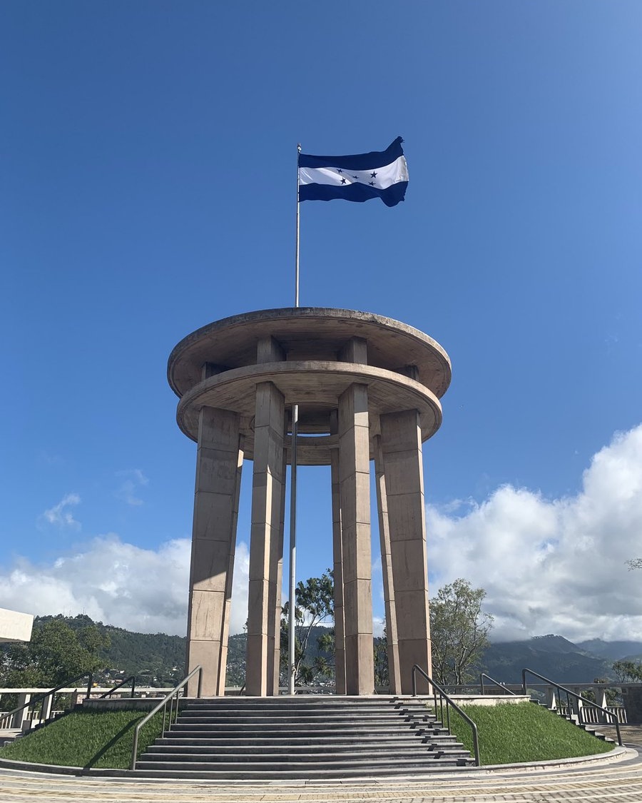 Monumento con la bandera de Honduras